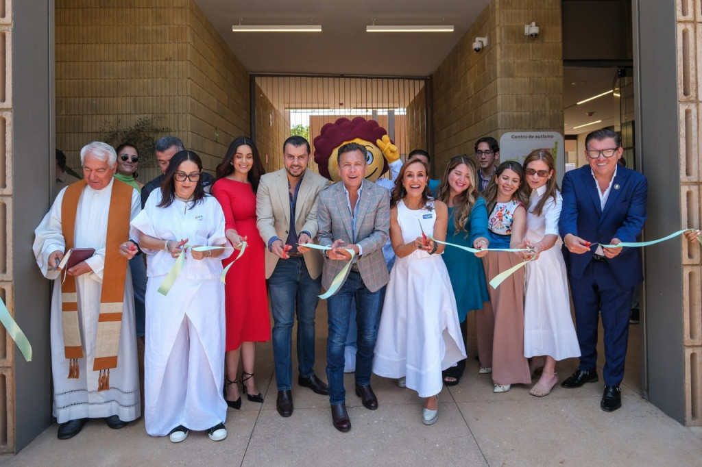 Autoridades cortaondo el listón inaugural